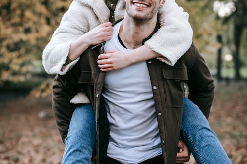 Uomo In Giacca Di Jeans Blu Abbottonata E Berretto In Maglia Bianca