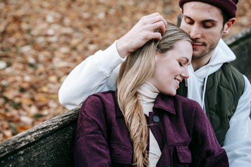 Man En Vrouw Kussen Op Bruin Houten Bankje