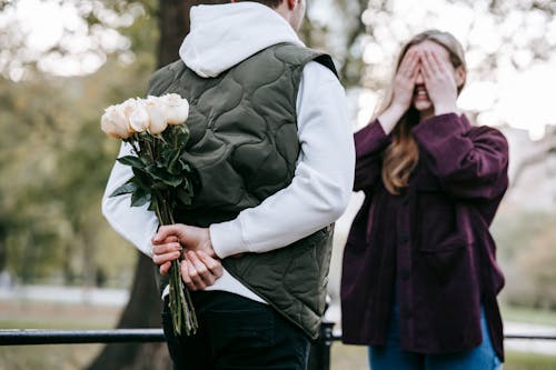 Homem De Terno Preto Segurando Um Buquê De Flores