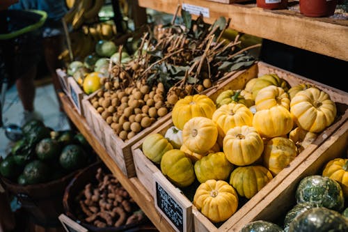 Zucca Gialla E Verde Sulla Cassa Di Legno Marrone