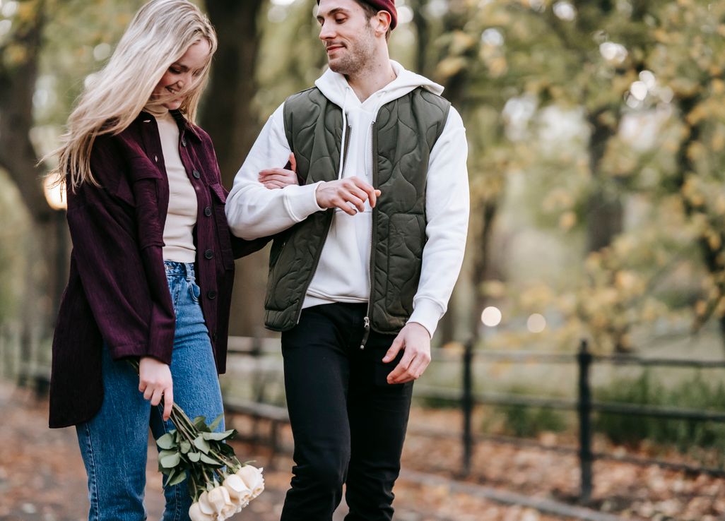 Online dating: starting a conversation on a niche platform