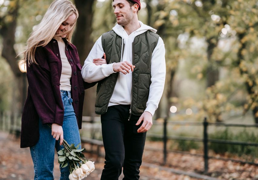 Online dating: starting a conversation on a niche platform