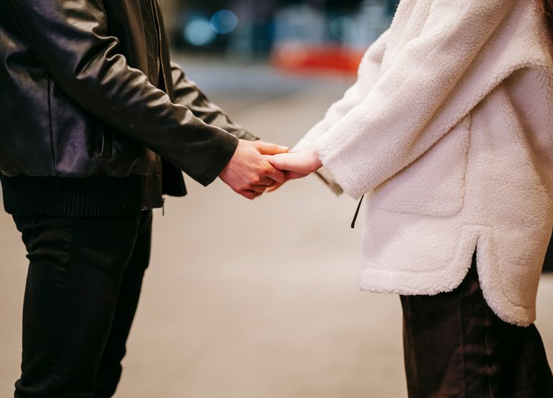 Online dating: starting a conversation on a niche platform