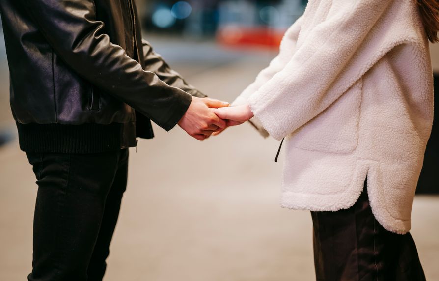 Online dating: starting a conversation on a niche platform