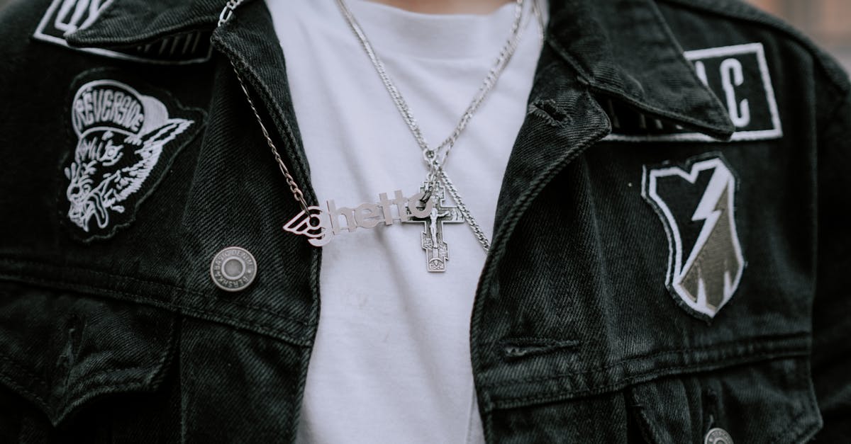 生活:《荒島囚救》:從職場霸凌到荒島逆襲,社畜的血肉模糊反擊