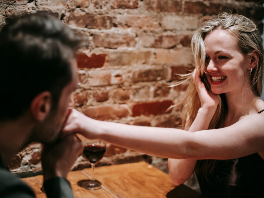 How do I kiss my girlfriend romantically?