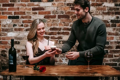 Celebração íntima com vinho e cupcake