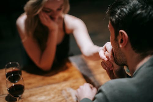 Uomo E Donna Che Bacia Sulla Tavola Di Legno Marrone