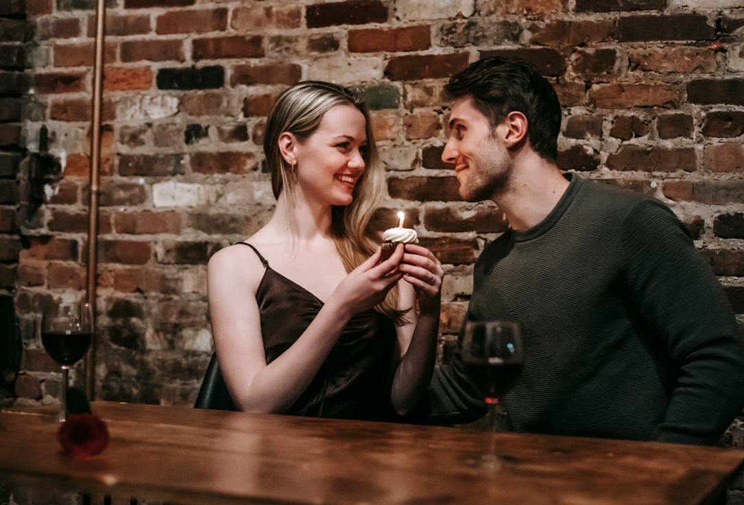 Online dating: starting a conversation on a niche platform