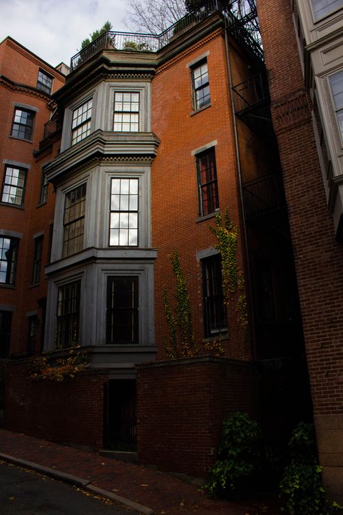 Free Charming Victorian-style brick building with detailed facade in an urban neighborhood. Stock Photo
