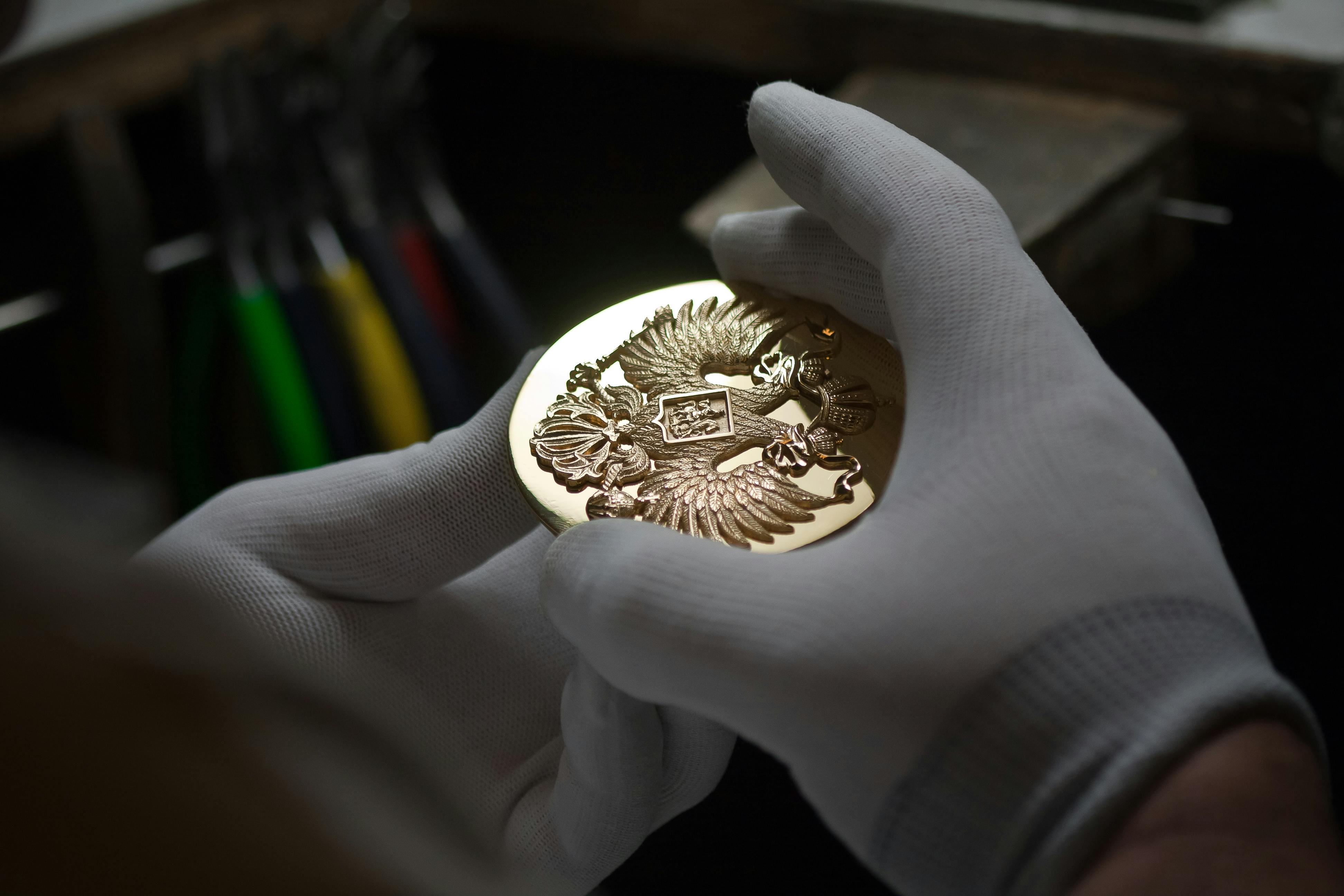 Round table against black wall · Free Stock Photo