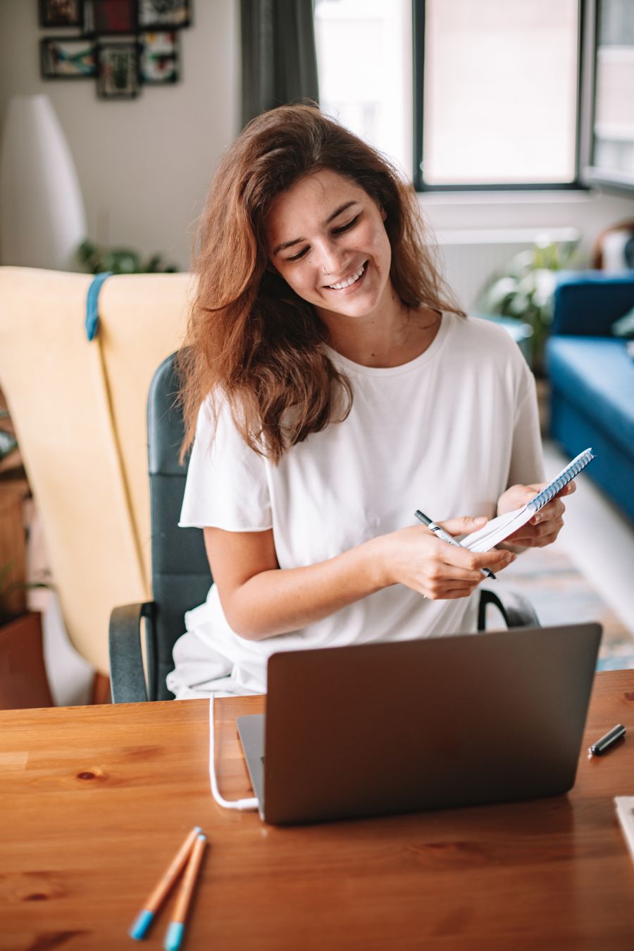 Donna che organizza i propri appunti davanti al computer
