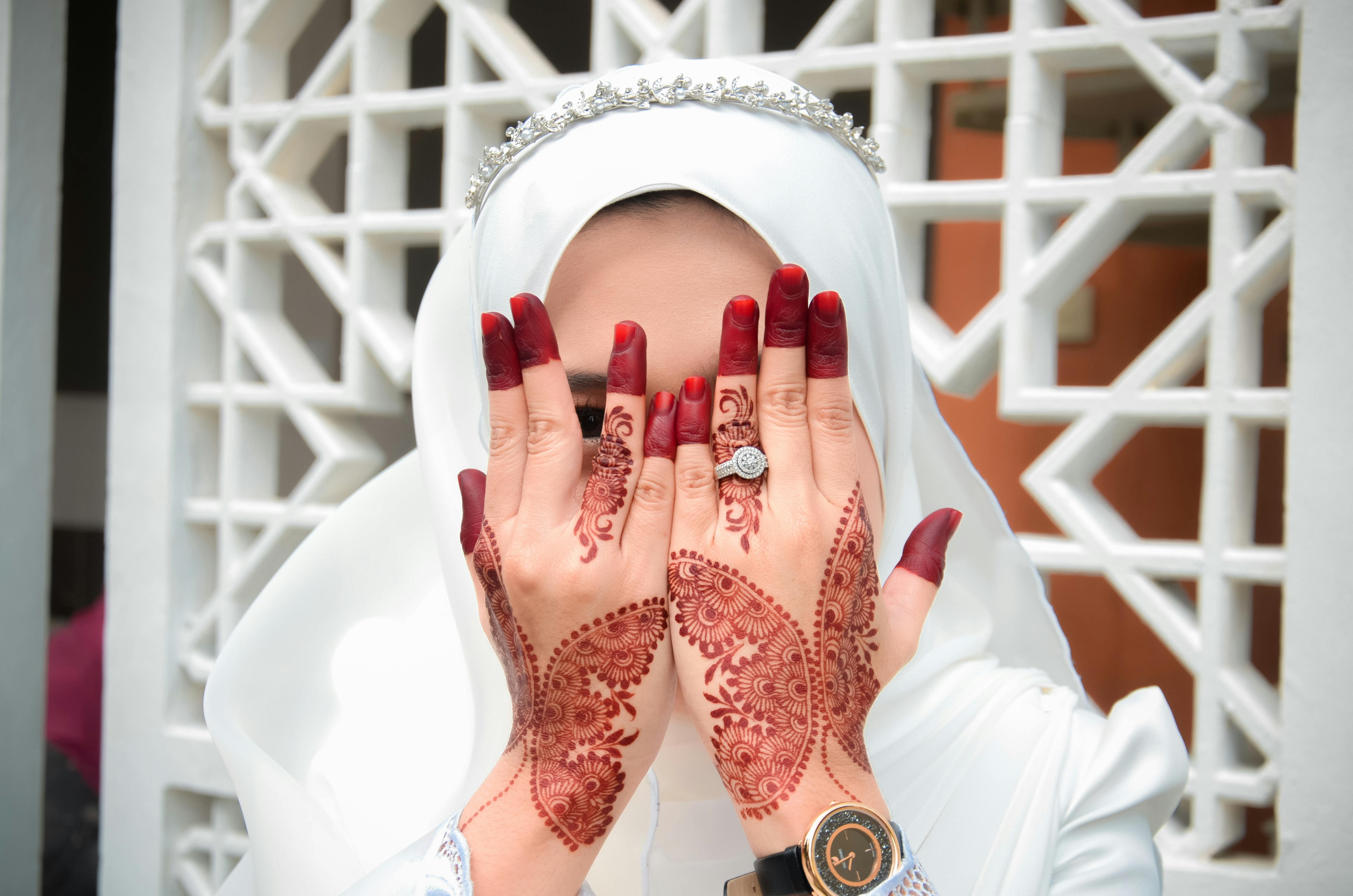 Do you want to get a black henna tattoo? You will think twice after reading  this