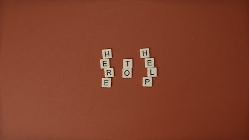 Fotos de stock gratuitas de alfabetos, aquí para ayudar, azulejos de letras