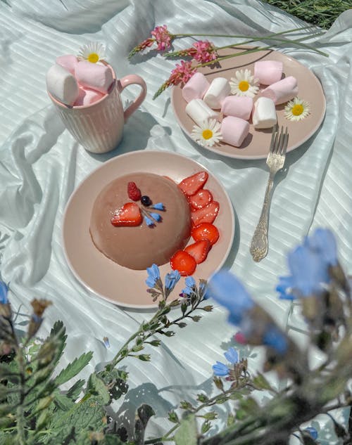 Desserts Op Roze Keramische Plaat