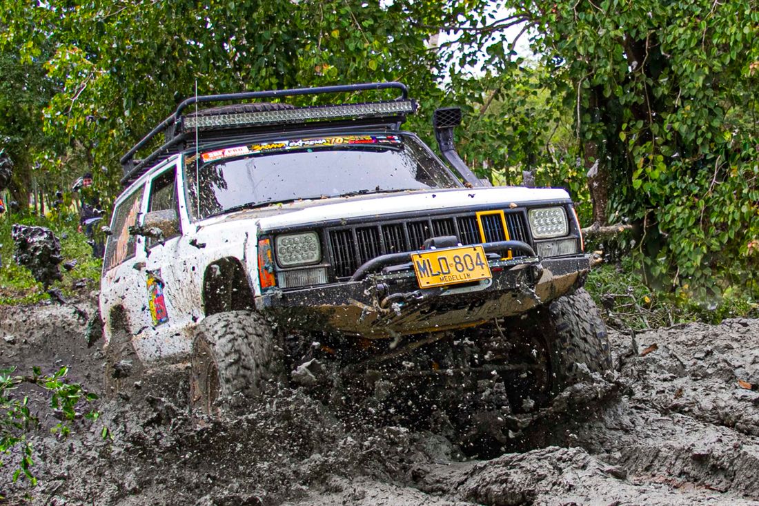 Apvidus auto 4x4 brauciens pa dubļainu meža trasi