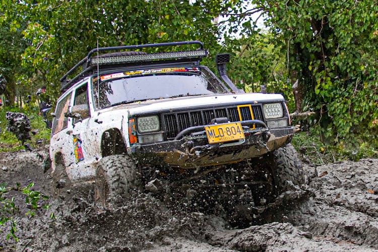 Jeep Cherokee XJ Driving On The Mud