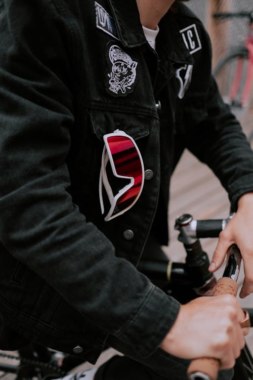 Gratis Orang Dengan Jaket Hitam Memegang Batang Gagang Sepeda Hitam Dan Merah Foto Stok