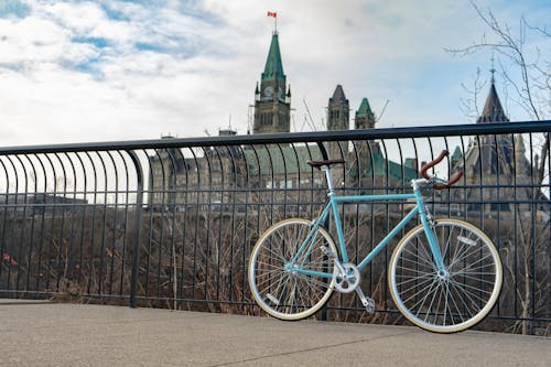 Photos gratuites de barrière, bâtiment du parlement, bicyclette