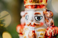 特写镜头下，闪闪发光的胡桃夹子小雕像非常适合圣诞装饰