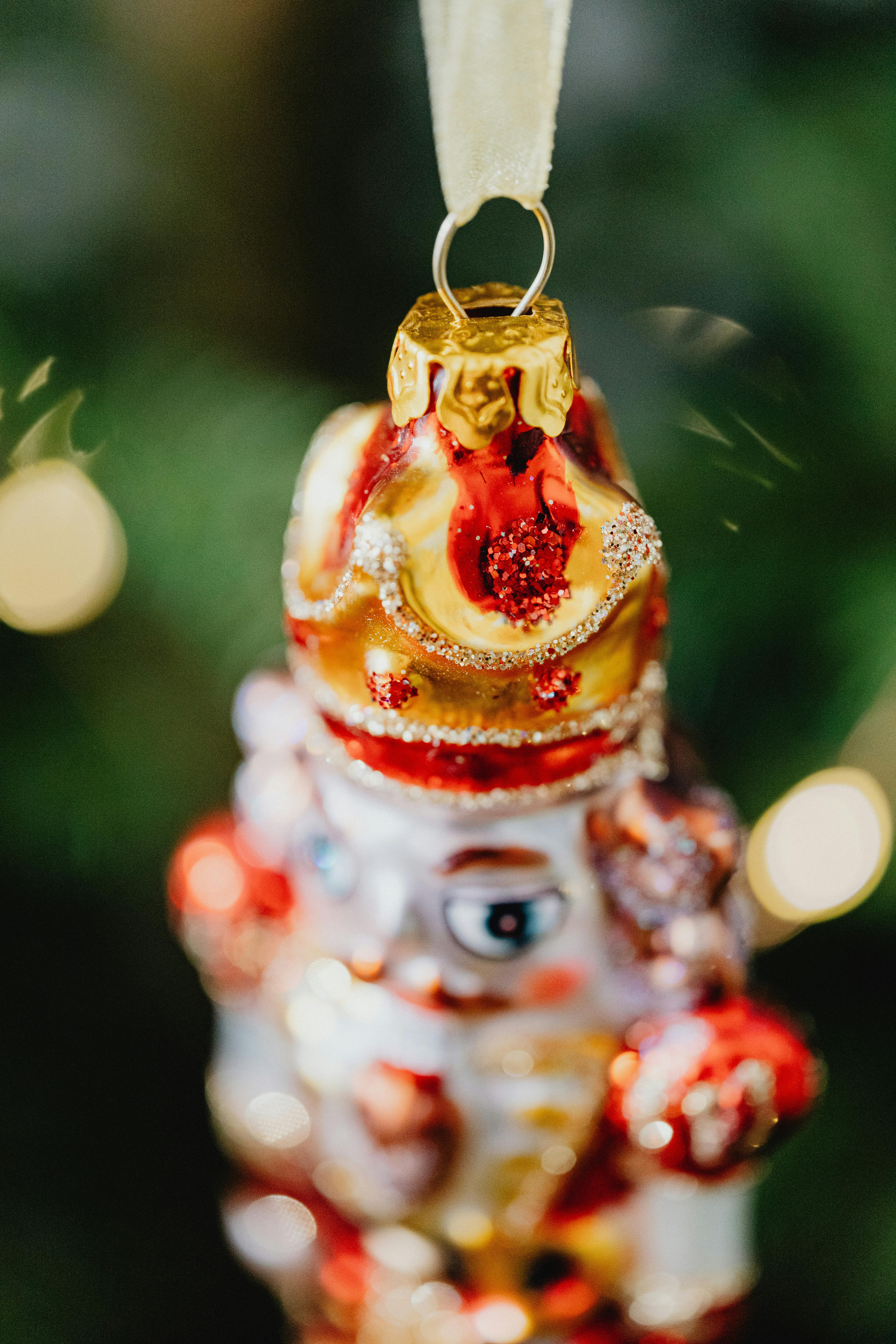 节日胡桃夹子装饰品挂在圣诞树的树枝上