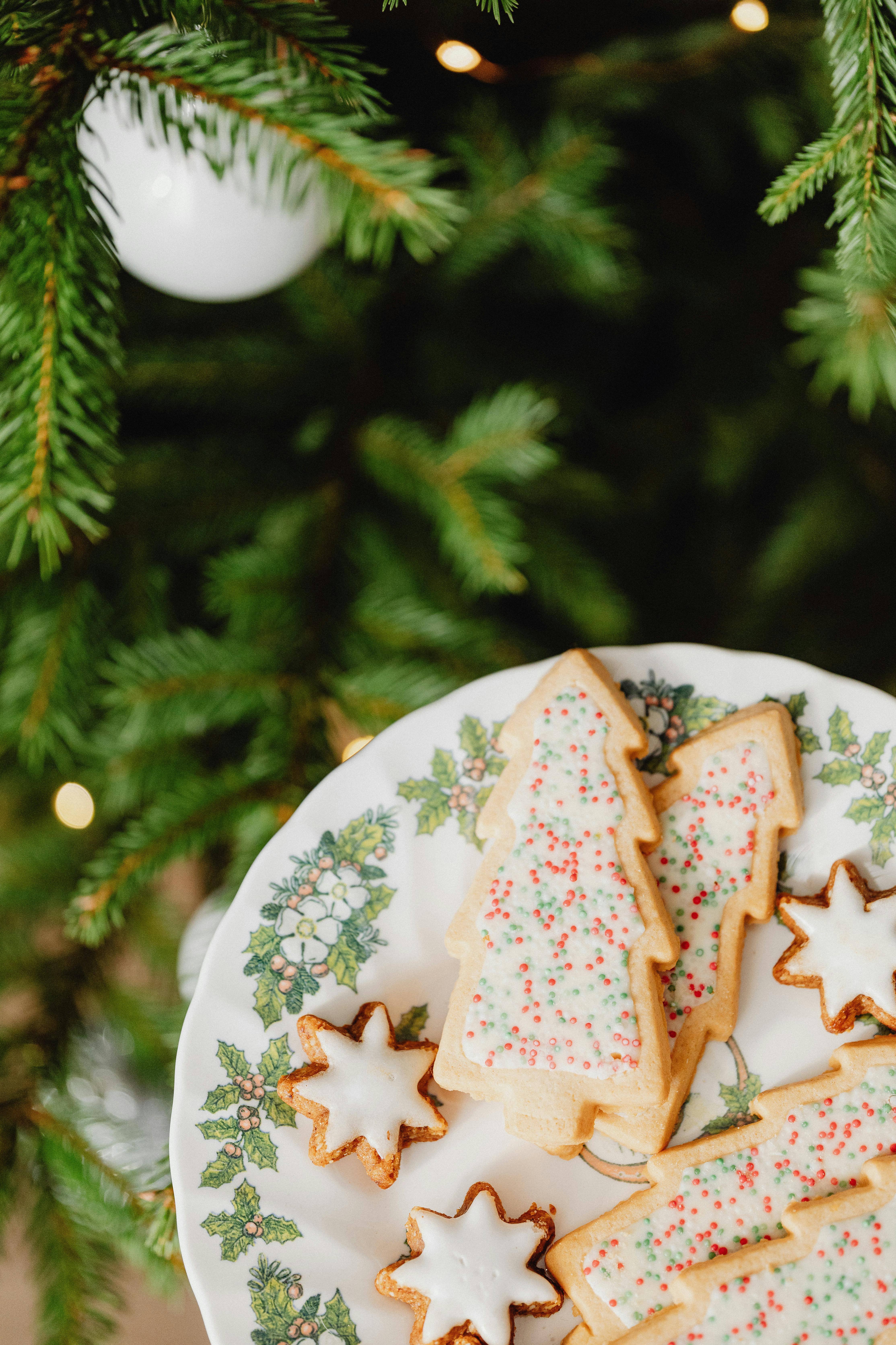圣诞树附近节日盘子上的星形饼干很美味