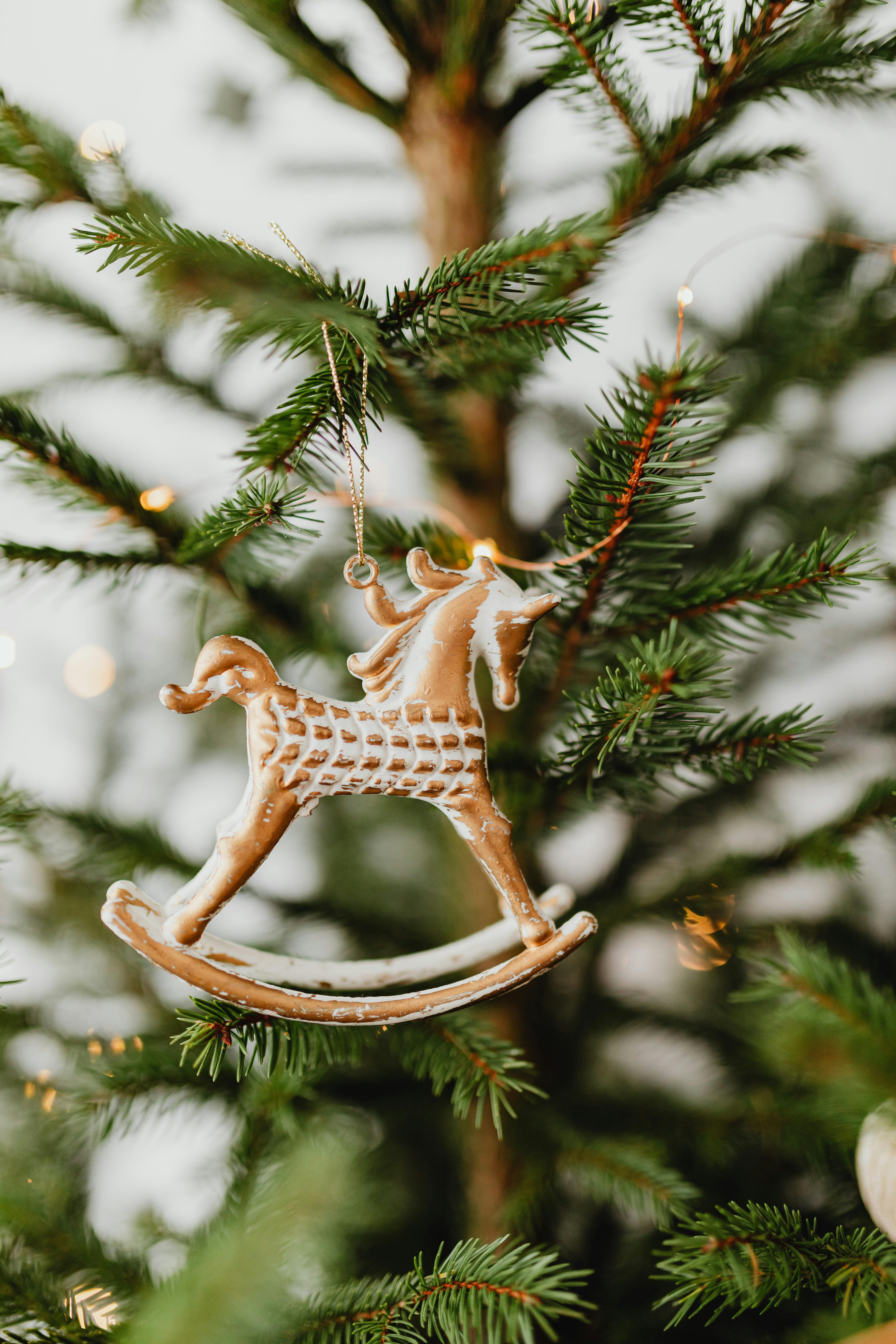 特写镜头中，节日树上的木制摇椅圣诞装饰品非常适合节日装饰