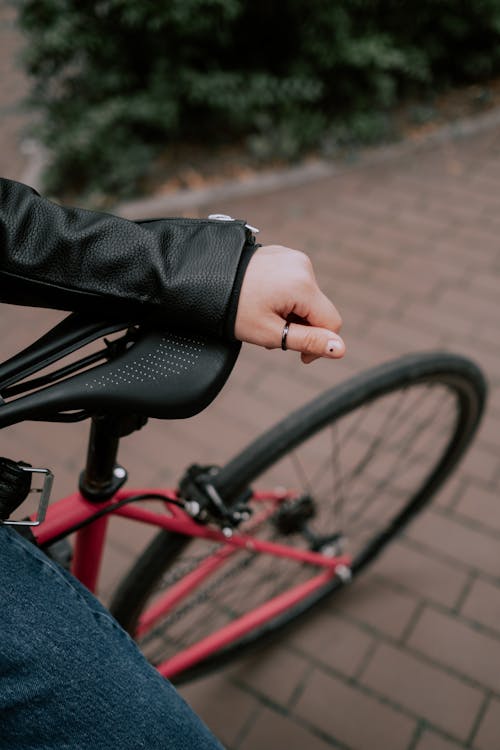 Kostenlos Person In Der Schwarzen Jacke, Die Rotes Fahrrad Reitet Stock-Foto
