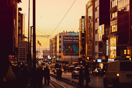 Photos gratuites de coucher de soleil doré, gens qui marchent, grande ville