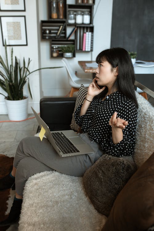 Wanita Dengan Kemeja Lengan Panjang Polka Dot Hitam Putih Menggunakan Macbook Air