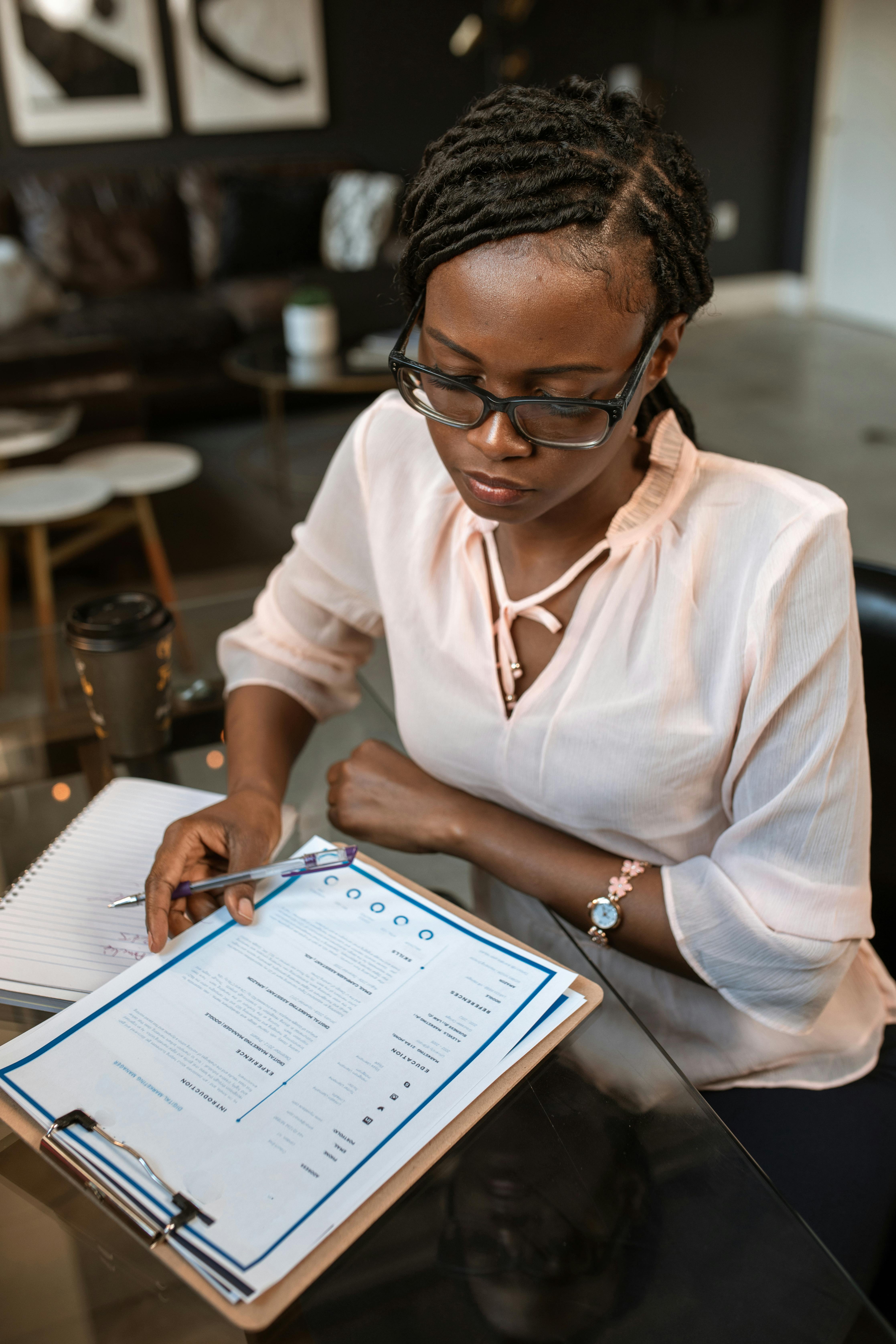 Mujer, En, Camisa De Vestir Blanca, Tenencia, Libro Blanco