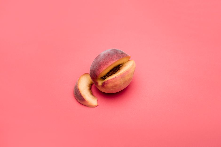 Two whole yellow-green quince fruits beside a halved quince showing its pale, grainy flesh and core
