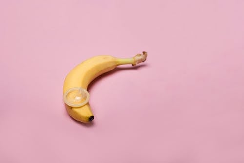 Gratis arkivbilde med banan, kondom, konseptuell
