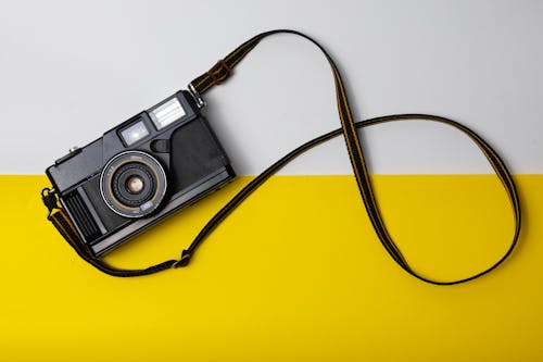 Gratis stockfoto met analoge camera, bovenaanzicht, camera draagband