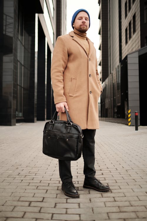 Foto profissional grátis de alforje, casaco marrom, de pé