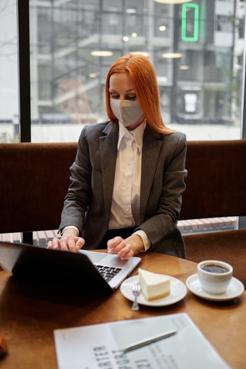 Kostnadsfria Kostnadsfri bild av affärskvinna, ansiktsmask, arbetssätt Stock foto