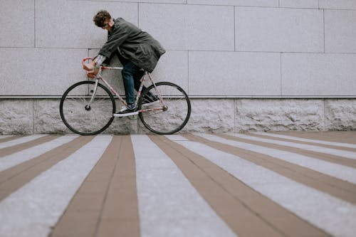 自転車に乗っている黒いジャケットの男