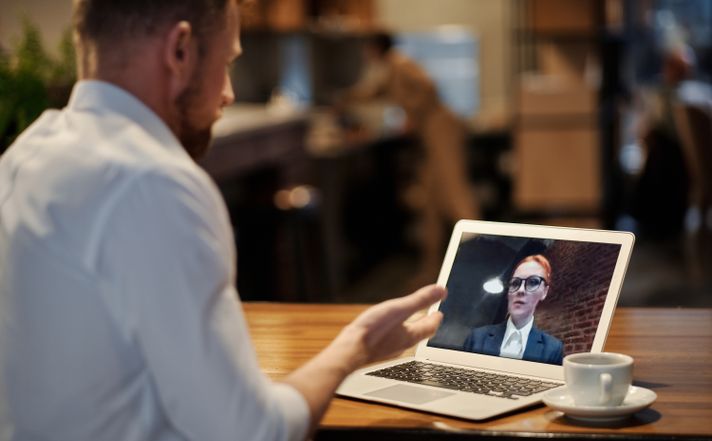 Online dating: starting a conversation on a niche platform