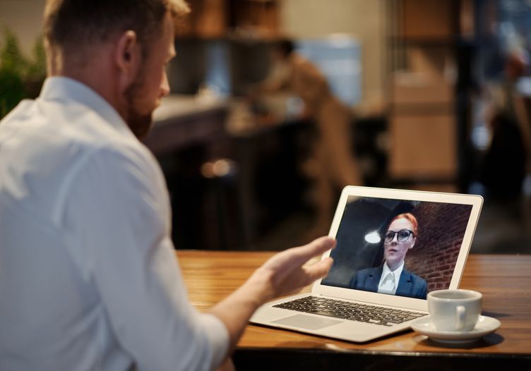 Online dating: starting a conversation on a niche platform