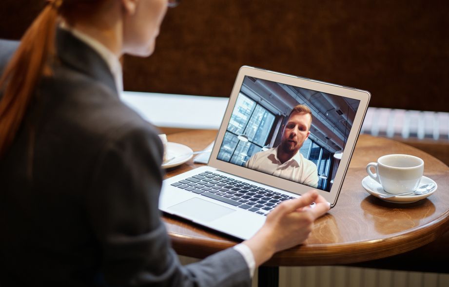 Online dating: starting a conversation on a niche platform