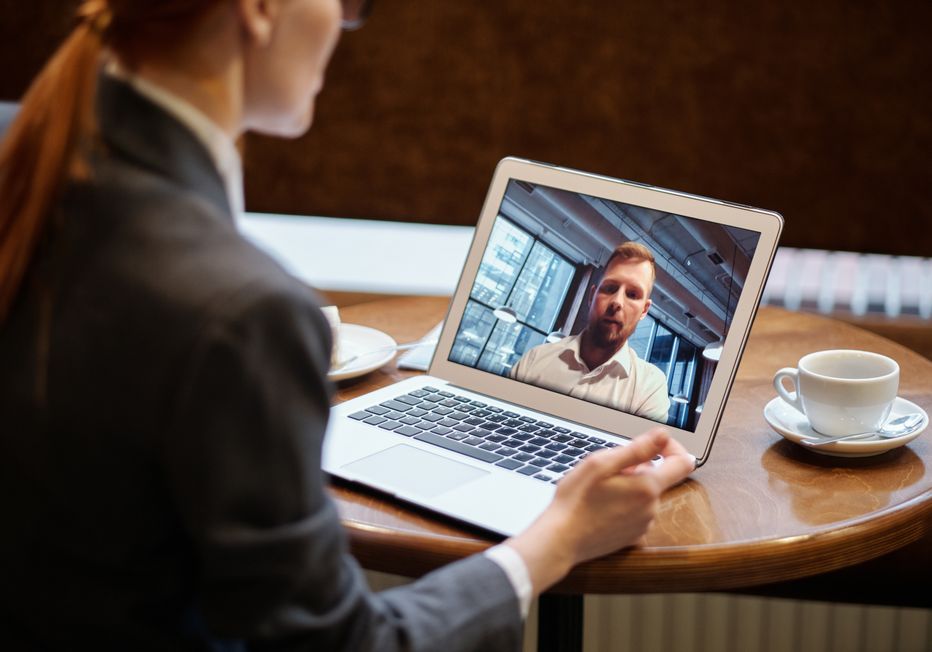 Online dating: starting a conversation on a niche platform