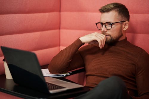 Fotobanka s bezplatnými fotkami na tému dioptrické okuliare, muž, notebook