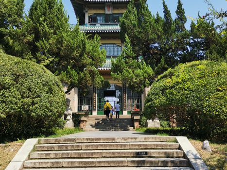 武汉的一座历史建筑，展现了传统建筑风格与郁郁葱葱的绿化景观