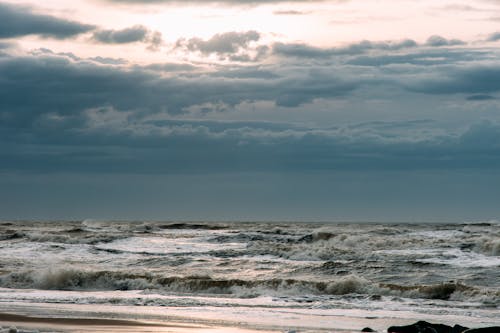 Foto stok gratis angin ribut, gelombang, langit mendung