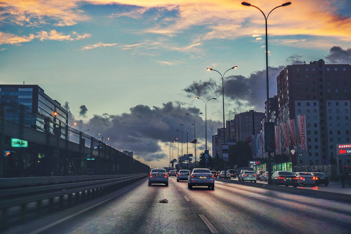 akşam karanlığı, arabalar, aydınlatılmış içeren Ücretsiz stok fotoğraf