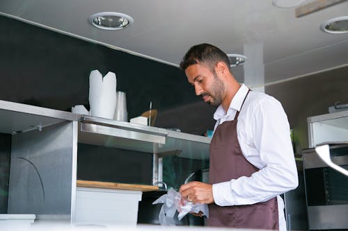 Koki Laki Laki Etnik Bersiap Untuk Bekerja Di Dapur