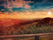 美丽的山景，日落时的森林，以及充满活力的天空与风景