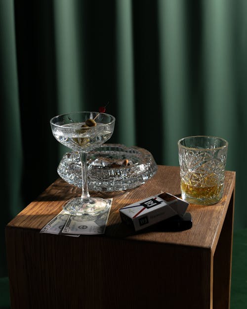 Безкоштовне стокове фото на тему «алкогольні напої, віскі, дерев’яний стіл» стокове фото