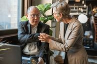 在现代合作环境中，两位专业人士进行对话