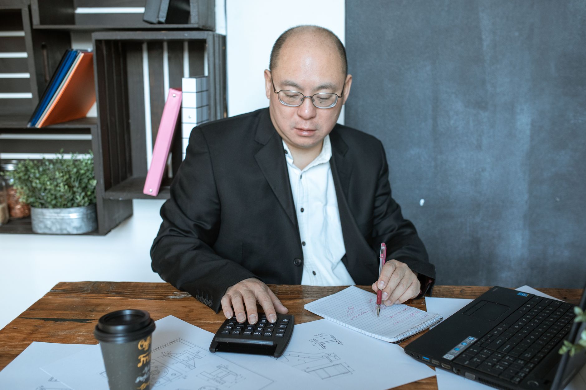 Unternehmer analysiert Finanzkennzahlen und plant Liquidität